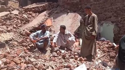 انهيار منزل بأسيوط وإنقاذ 20 شخصا.. الأهالي: 3 أسر معندهومش مكان يروحوا ليه| بث مباشر
