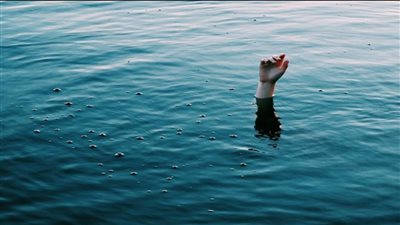 ترك متعلقاته.. انتشال جثمان شاب مجهول الهوية قفز في نهر النيل بكفر الشيخ