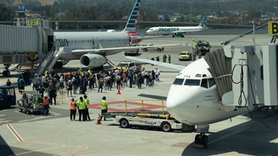 بطارية لاب توب تتسبب في اندلاع حريق على متن طائرة بمطار سان فرانسيسكو