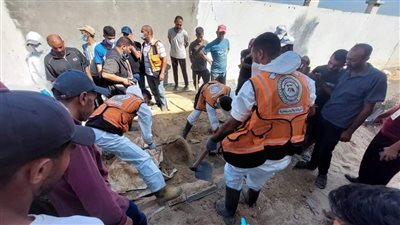 طواقم الإغاثة تواصل انتشال جثامين شهداء مجزرة المواصي بخان يونس