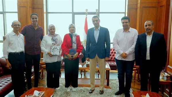 محافظ السويس يكرم