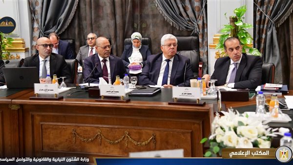 جانب من اجتماع لجنة