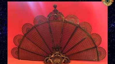 متحف ركن فاروق يعرض ستارة مدفأة من النحاس على هيئة ذيل طاووس