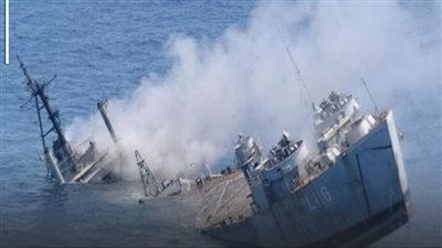 3 زوارق تهاجم سفينة غرب الحديدة بالبحر الأحمر