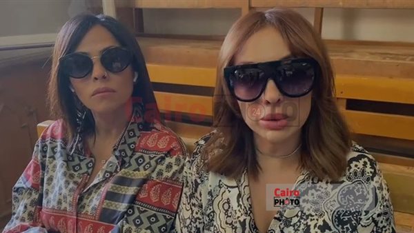 فتاة التجمع وشقيقتها