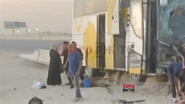 اصطدام أتوبيس بالرصيف