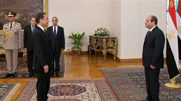 السيسي يتسلم أوراق