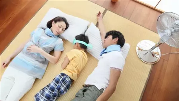 أضرار النوم تحت المروحة