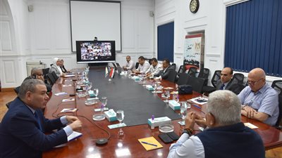 رئيس القابضة للمياه يناقش خطة التوسع في تركيب العدادات مع رؤساء الشركات