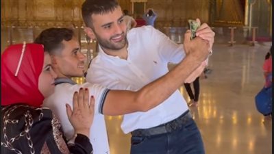 الشيف بوراك يزور مسجد محمد علي بالقلعة ويلتقط صورًا مع محبيه