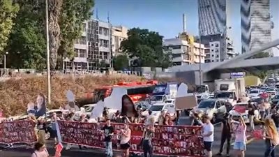 متظاهرون يغلقون شارع أيالون بتل أبيب قبل لقاء نتنياهو مع عائلات المجندات المحتجزات بغزة 