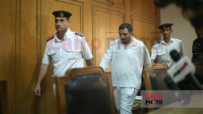 تجنب الكاميرات وظهر عليه القلق.. كيف ظهر سفاح التجمع في المحكمة اليوم؟