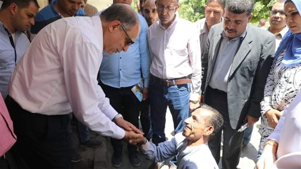 محافظ المنيا مع المواطنين