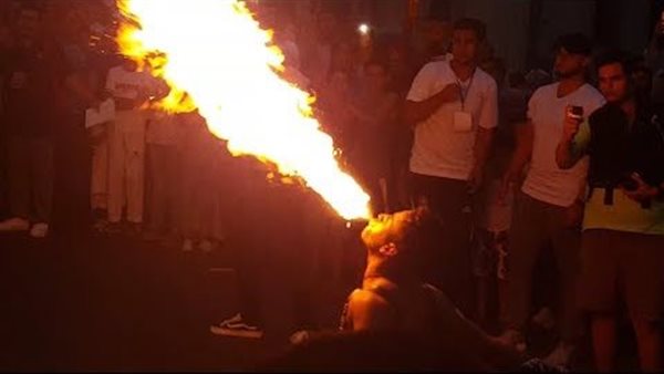 شخص يلعب بالنار -