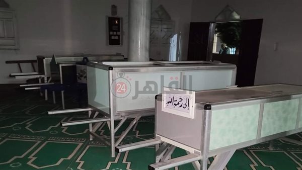 الرجل يقف على مقربة