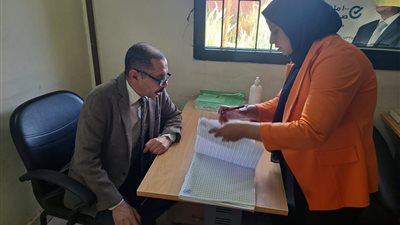 لعدم الانضباط.. نقل 20 طبيبًا وإحالة 87 من العاملين بالوحدات الصحية بسوهاج للتحقيق 