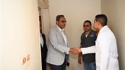 محافظ قنا يوجه باتخاذ إجراءات رادعة ضد المقصرين في العمل بمستشفى نجع حمادي العام