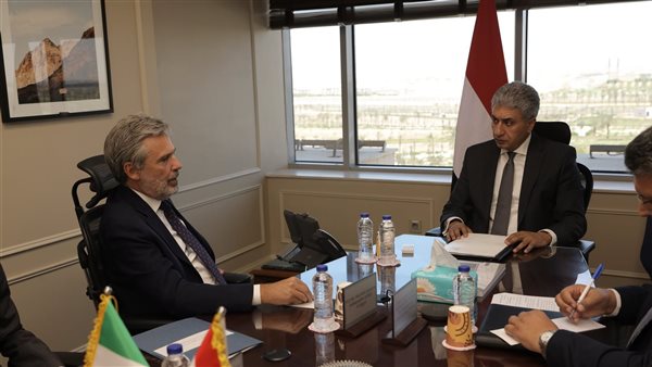 وزير السياحة وسفير