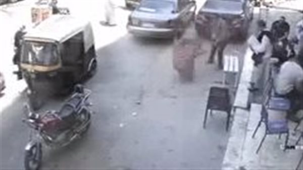 ابن يعتدي على والدته