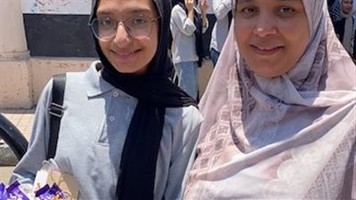 فخورة بيكي مهما كانت النتيجة.. أم تستقبل ابنتها ببوكيه ورد وشيكولاتة بعد امتحان الثانوية العامة بالأقصر