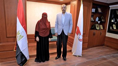 محافظ سوهاج يستقبل طبيبة المراغة بمكتبه: كنت بكلمك زي بنتي.. وكل التقدير للعاملين بالقطاع الطبي