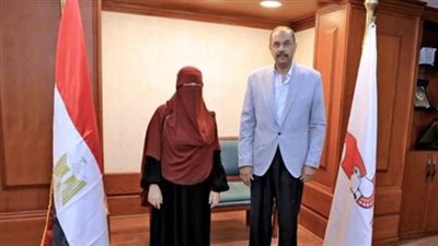 محافظ سوهاج يستقبل طبيبة المراغة بمكتبه ويعتذر لها.. والأخيرة تقبل الصلح | بث مباشر