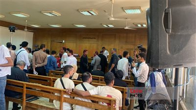 بمكبرات صوت.. ممثل النيابة العامة يترافع في قضية سفاح التجمع| صور