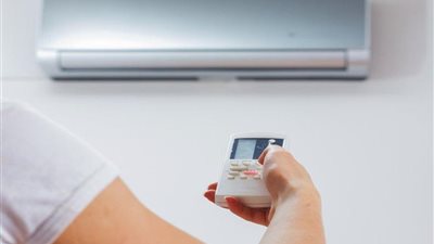 10 آلاف دولار للعلاج.. سيدة أمريكية تصاب بإكزيما وحروق في الجلد بسبب التكييف