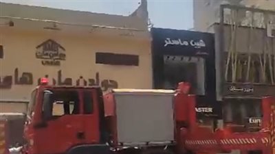 ماس كهربائي يتسبب في حريق بسطح عقار جولدن مان هاوس بوسط البلد | بث مباشر