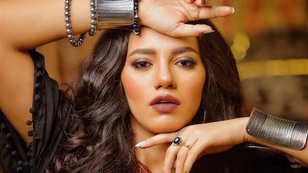 الفنانة سمية درويش