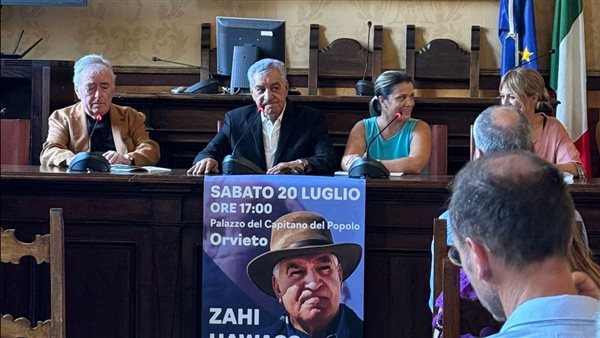 زاهي حواس من إيطاليا