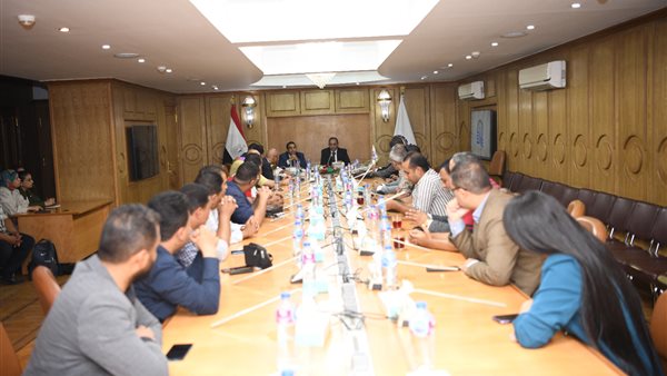 محافظ قنا يلتقي إعلامي