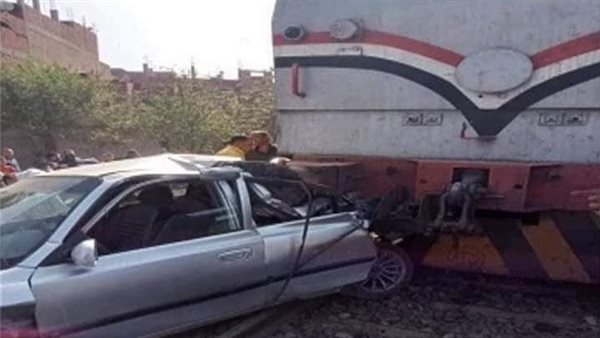 اصطدام قطار بعربة