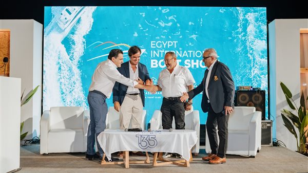 جانب من التوقيع