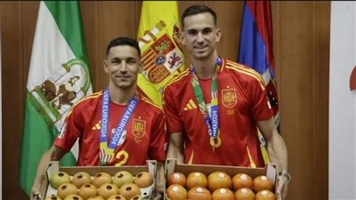 148 كيلو طماطم.. هدية غير متوقعة لـ ثنائي إسبانيا بعد التتويج باليورو