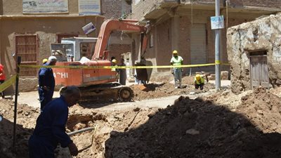 بعد شكاوى المواطنين من انقطاعها.. إحلال وتجديد شبكات المياه بقرية الترامسة في قنا