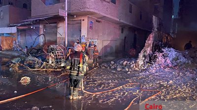 بعد 5 ساعات من اندلاع النيران.. السيطرة على حريق مخزن المرج وإخلاء العقارات المجاورة | بث مباشر