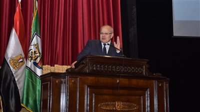 رئيس جامعة القاهرة يقرر مكافأة تميز وجهود غير عادية للعاملين والهيئة المعاونة وأعضاء هيئة التدريس