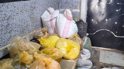 تحرير 9 محاضر وإعدام مواد غذائية منتهية الصلاحية خلال حملة ببني سويف