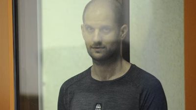 محكمة روسية تحكم على مراسل وول ستريت جورنال بالسجن 16 عامًا