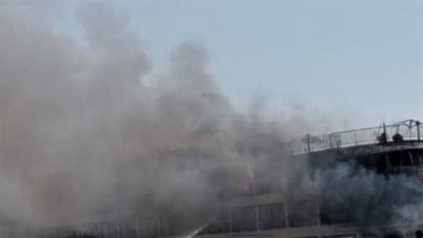 حريق مركب بجوار ركن