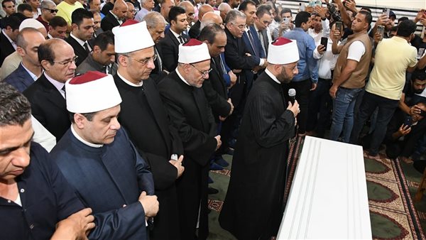 أسامة الأزهري يؤم