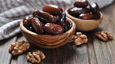 10 فوائد سحرية للبدء بحبات التمر عند الإفطار في رمضان.. تعرف عليها