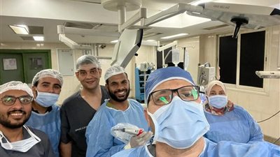 للمرة الأولى بالمنظار.. أطباء بجامعة سوهاج ينجحون في توصيل عظيمات الأذن الوسطى لمريض من أسوان| صور