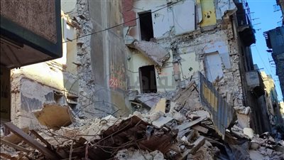 انهيار أجزاء من عقار قديم في العطارين دون إصابات| صور