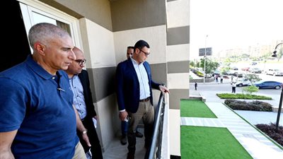 وزير الإسكان يزور وحدات مشروع فالي تاورز.. ويكلف بتوفير الخدمات اللازمة للسكان 