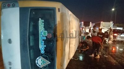 إصابة 16 شخصًا في حادث تصادم ميني باص مع ملاكي أعلى الطريق الأوسطي