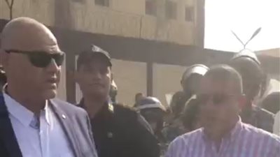 محافظ القليوبية يتفقد موقع حريق معرض ملابس بنها ويستمع لشكاوى المتضررين 