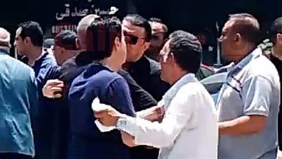 مصطفى كامل وحلمي عبد الباقي أول الحضور في تشييع جنازة محمد أبو اليزيد |صور