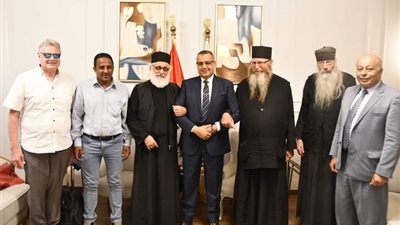 مختومة ببصمة يد الرسول.. دير سانت كاترين يسلم المحافظ نسخة من وثيقة العهد المحمدية